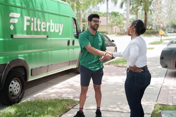 Best HVAC installation services company in Homestead FL - A picture of HVAC technician and customer shaking hands after an HVAC installation service in Homestead FL