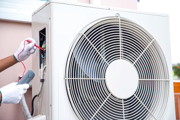 Best HVAC replacement services company in Lake Worth Beach FL - A picture of Filterbuy HVAC technician doing an HVAC replacement service in Lake Worth Beach FL